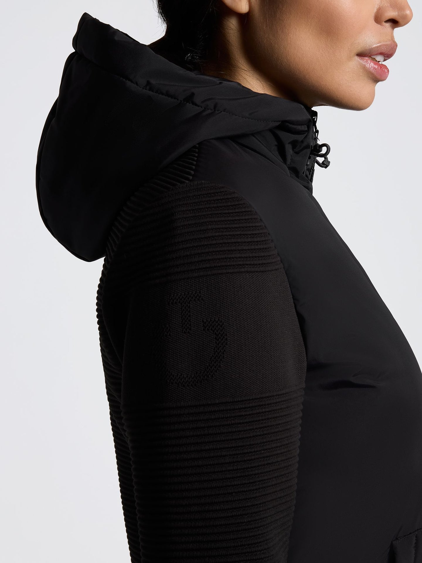 Hybrid Puffer/Tech Knit Hooded Jacket Svart