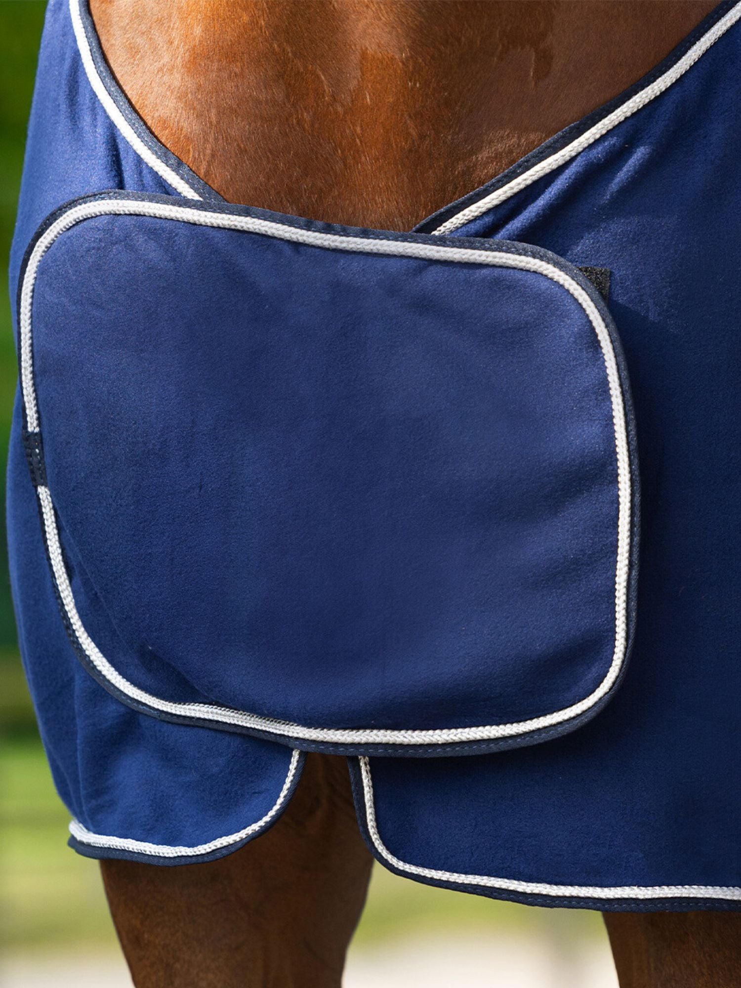 Fleecetäcke Med Silverfläta Marin/Silver