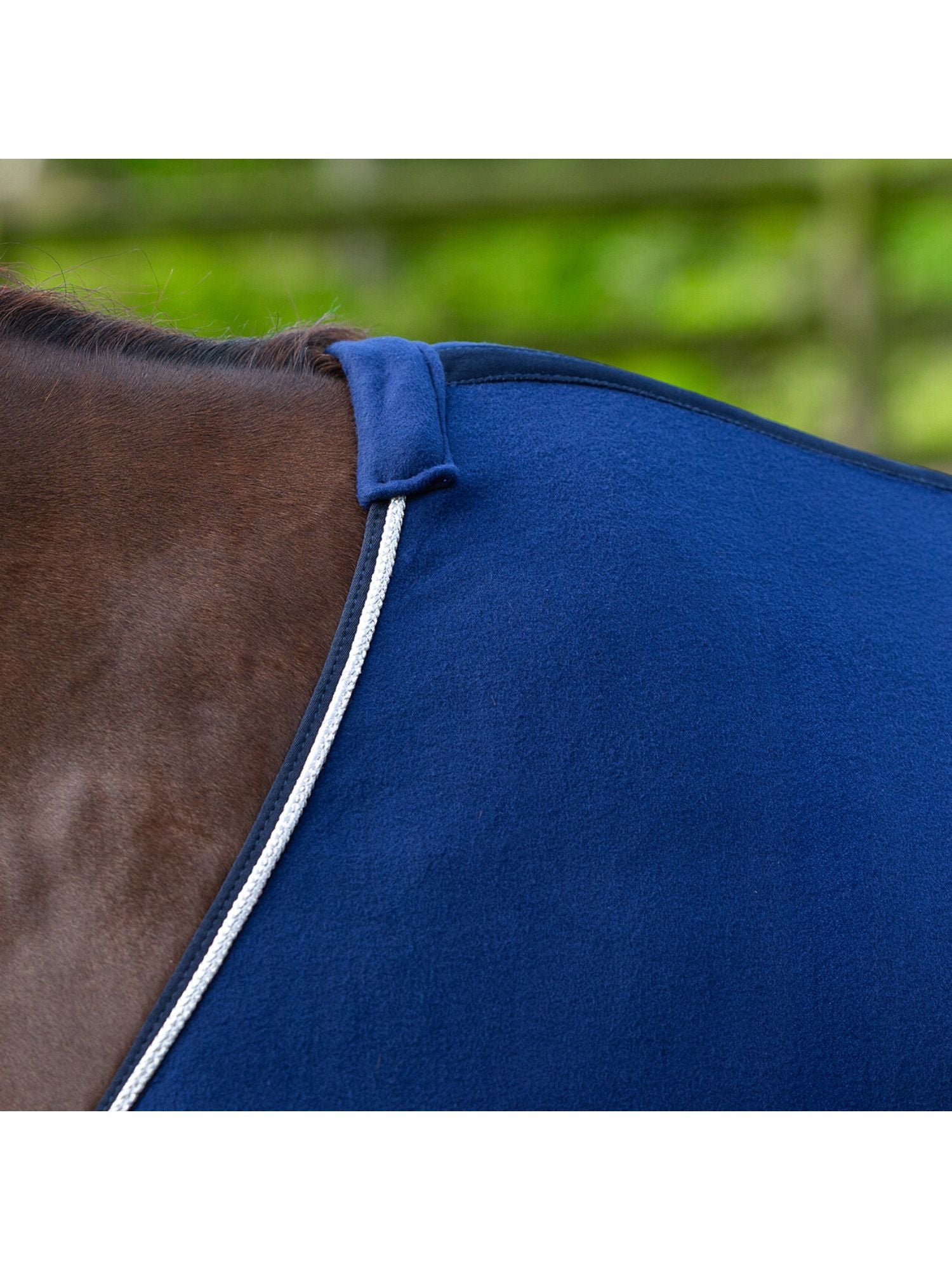 Fleecetäcke Med Silverfläta Marin/Silver