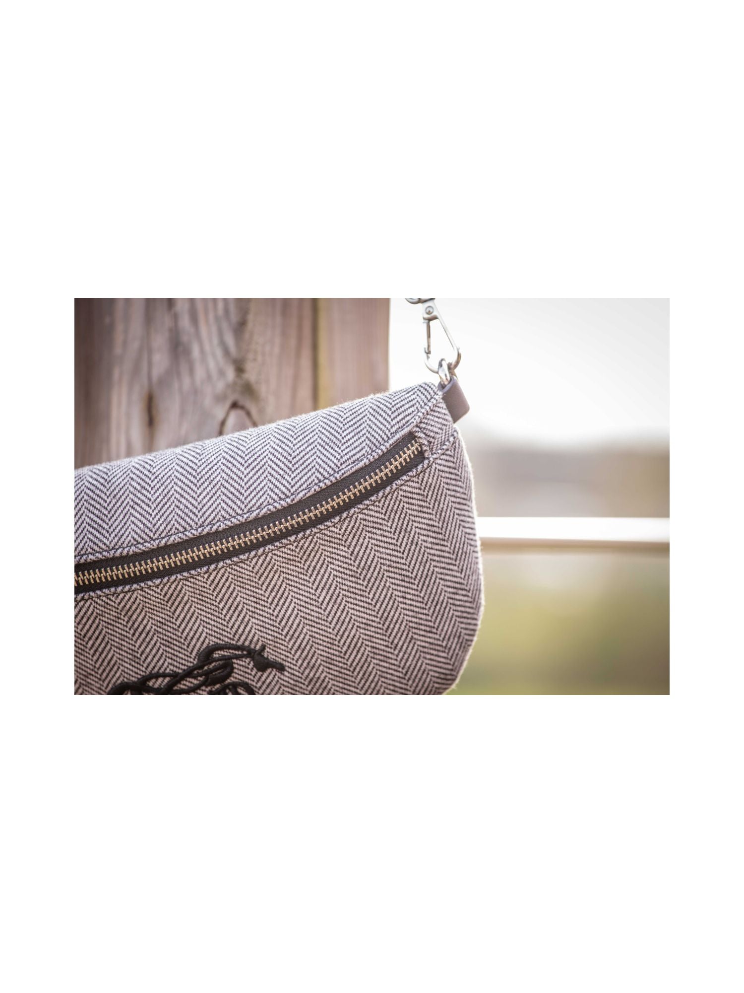 Herringbone Chest Bag Svart