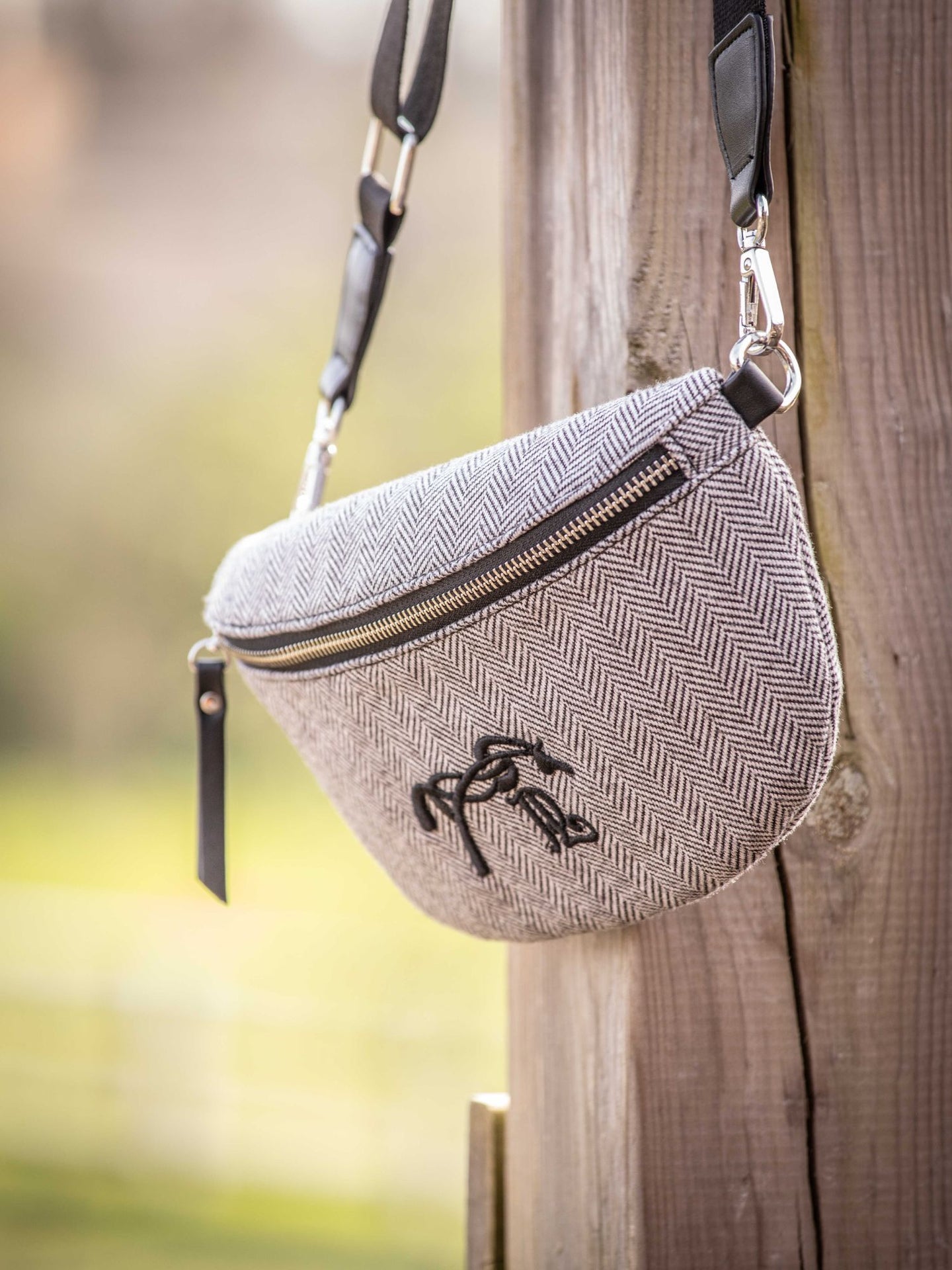 Herringbone Chest Bag Svart