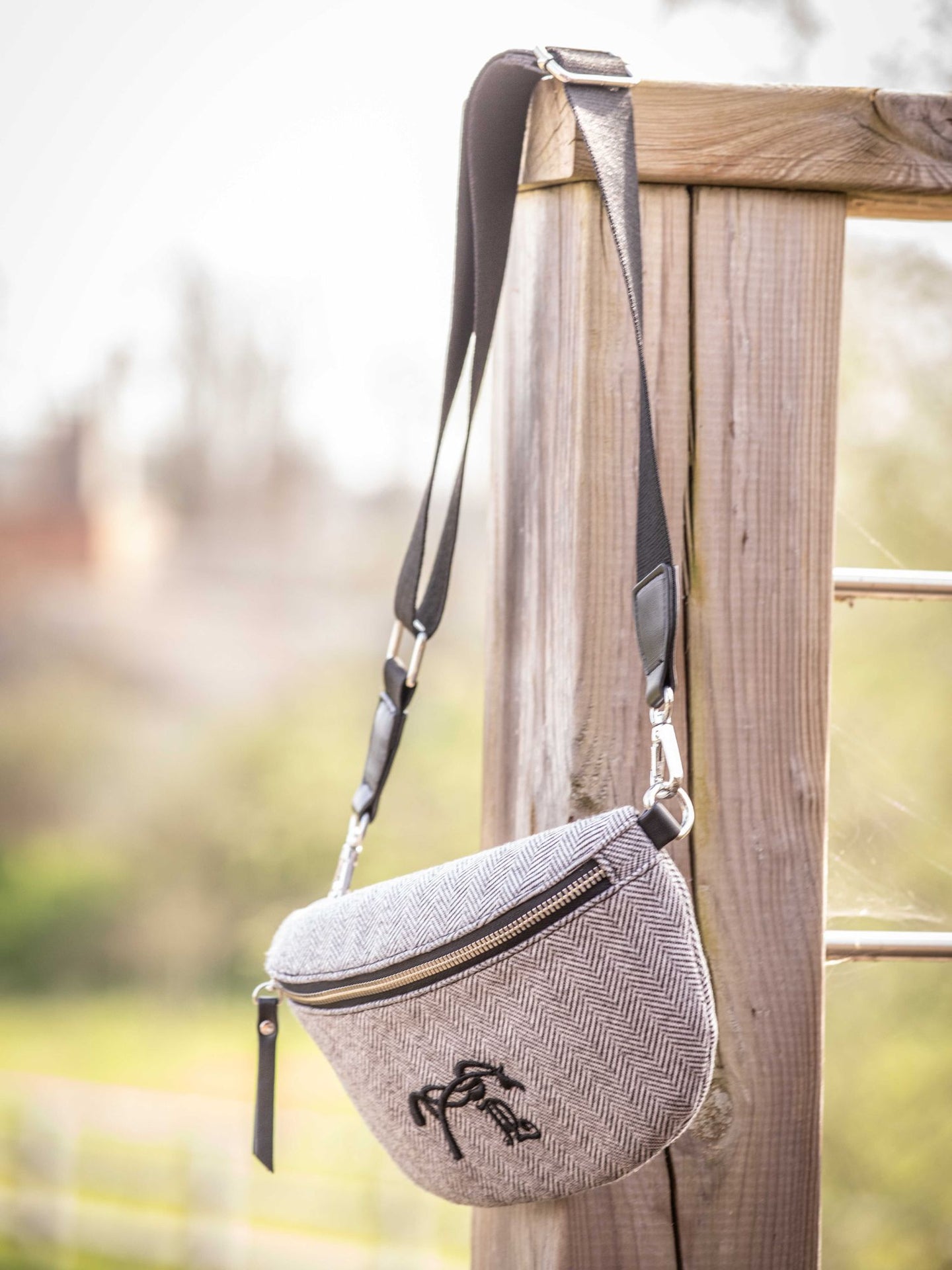 Herringbone Chest Bag Svart